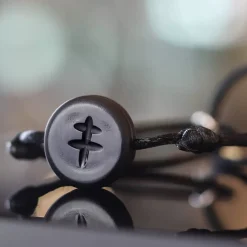 Online Michaël Vessière Bracelet Croix De Lorraine Noire Gravee Sur Cordon